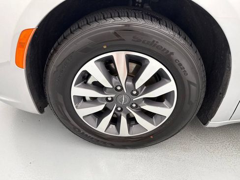 Used 2024 Chrysler Pacifica Limited FWD image 4