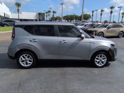 Used 2023 Kia Soul LX w/ LX Technology Package FWD image 3