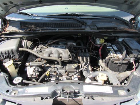 Used 2010 Chrysler Town & Country Touring FWD image 12