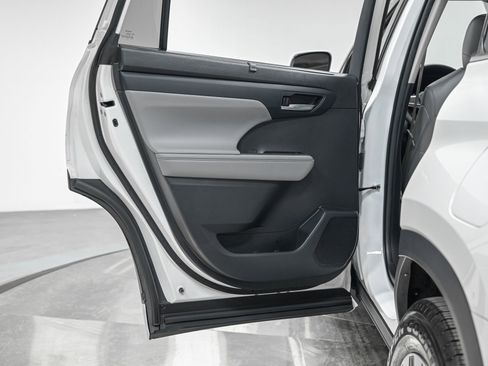 Used 2022 Toyota Highlander XLE image 25