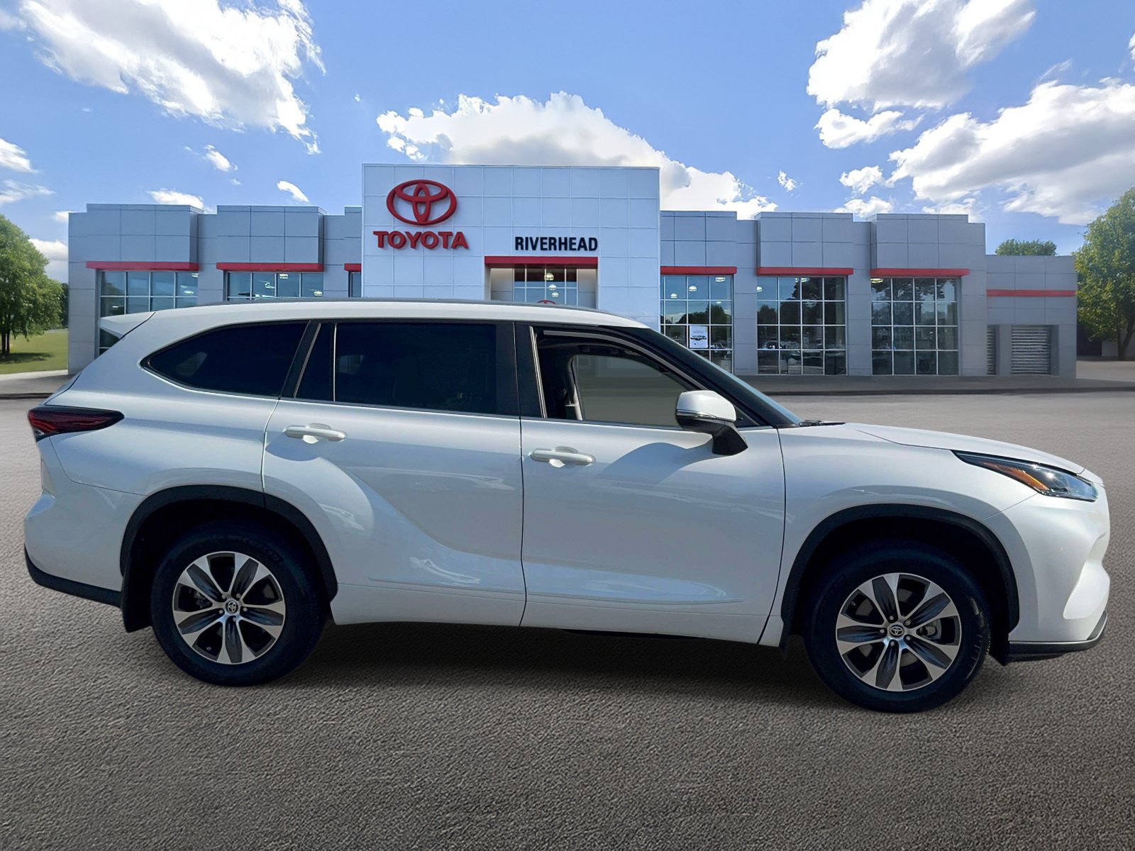 Used 2024 Toyota Highlander XLE AWD/4WD image 4