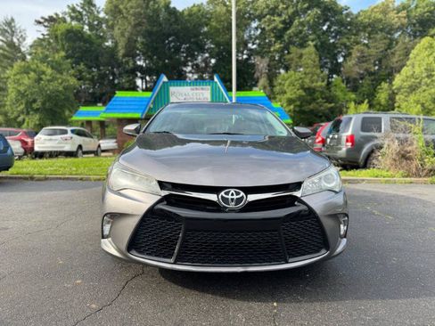 Used 2017 Toyota Camry SE image 2