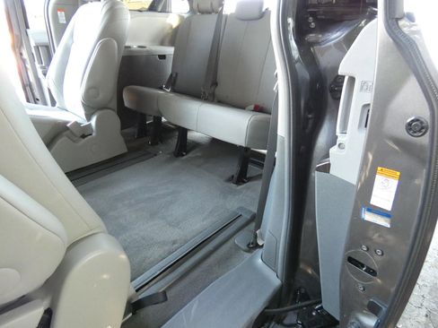 Used 2017 Toyota Sienna XLE image 25