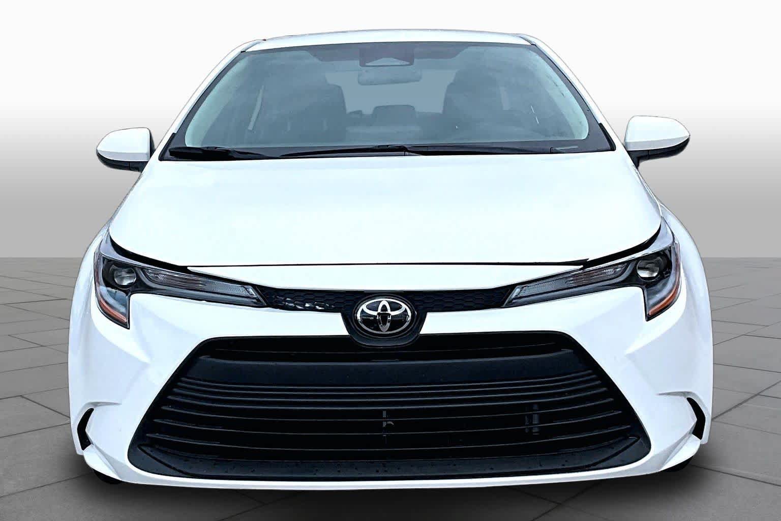 Used 2025 Toyota Corolla LE FWD image 4