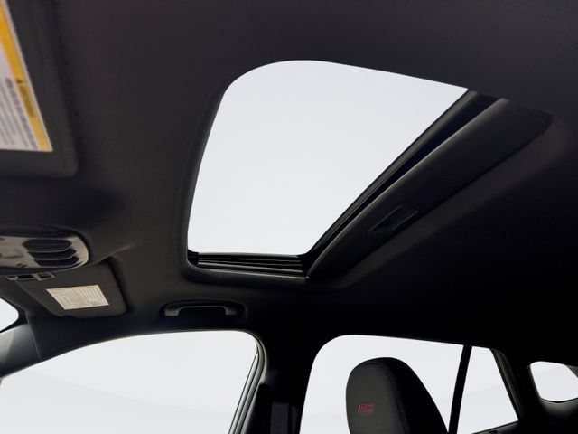 Used 2024 Chevrolet Trax RS w/ Sunroof Package FWD image 21