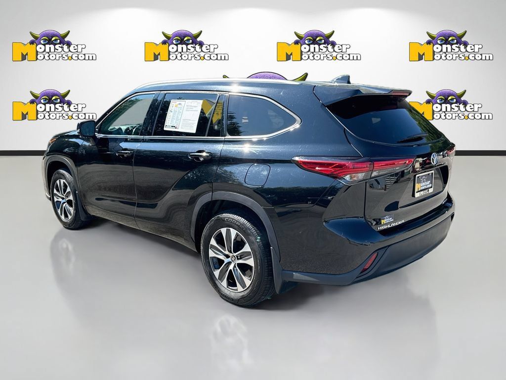 Used 2022 Toyota Highlander XLE AWD/4WD image 7