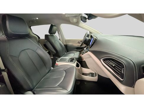 Used 2024 Chrysler Pacifica Touring-L FWD image 18