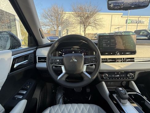 Used 2025 Mitsubishi Outlander SEL image 24