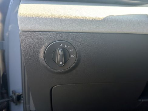 Used 2022 Volkswagen Taos SE w/ Panoramic Sunroof Package AWD/4WD image 21