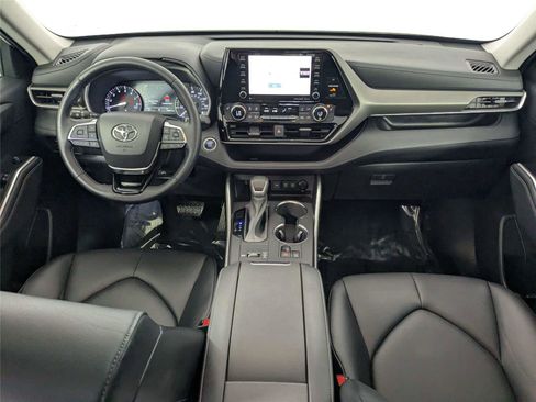 Certified 2021 Toyota Highlander XLE image 39