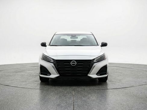 Used 2025 Nissan Altima 2.5 SV FWD image 2