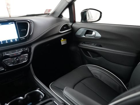 New 2026 Chrysler Pacifica Limited image 15