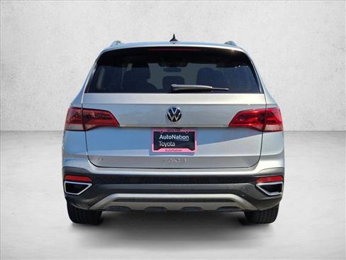 Used 2024 Volkswagen Taos SE image 7