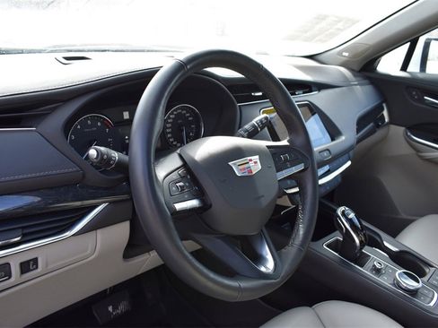 Used 2022 Cadillac XT4 Premium Luxury image 11