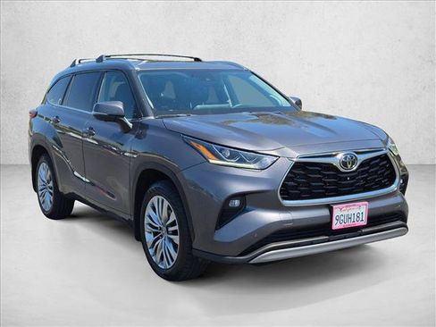 Used 2023 Toyota Highlander Platinum FWD image 3