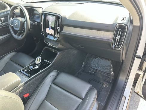 Certified 2025 Volvo XC40 B5 Plus image 26