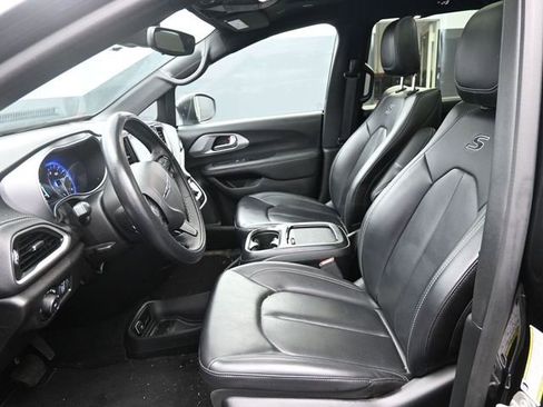 Used 2023 Chrysler Pacifica Touring-L w/ S Appearance Package image 14