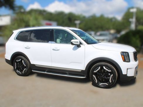 Used 2024 Kia Telluride EX w/ EX Captain's Chair Package FWD image 4