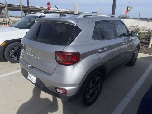 Used 2024 Hyundai Venue SEL image 12