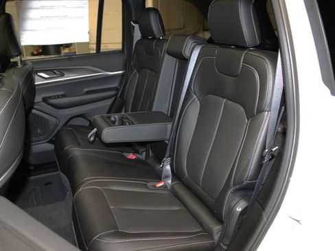 New 2025 Jeep Grand Cherokee Limited w/ Luxury Tech Group II image 27