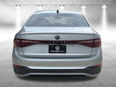 Used 2025 Volkswagen Jetta SE FWD image 4