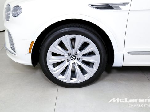 Used 2021 Bentley Bentayga Plug-In Hybrid AWD/4WD image 36