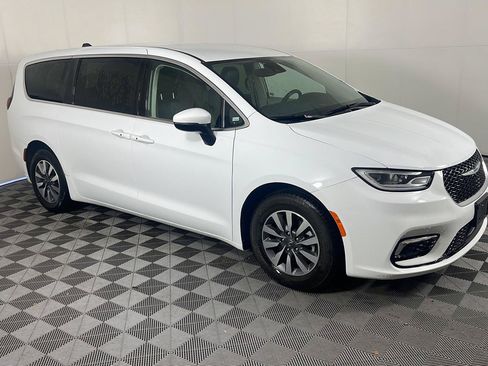 Used 2023 Chrysler Pacifica Touring-L FWD image 5