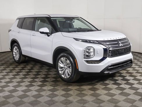 New 2026 Mitsubishi Outlander ES image 2