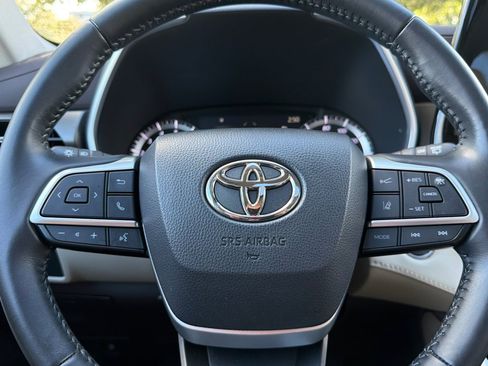 Used 2022 Toyota Highlander XLE image 30