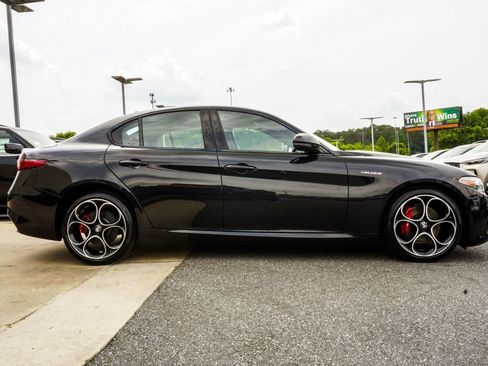 Used 2023 Alfa Romeo Giulia Veloce AWD/4WD image 6