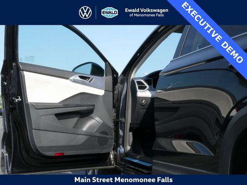 Certified 2025 Volkswagen Taos SE image 27