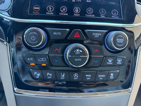 Used 2019 Jeep Grand Cherokee Overland AWD/4WD image 11