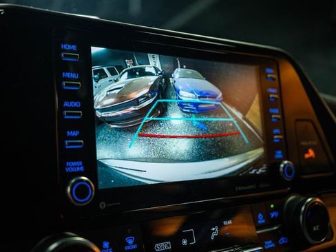 Used 2020 Toyota Highlander LE FWD image 21