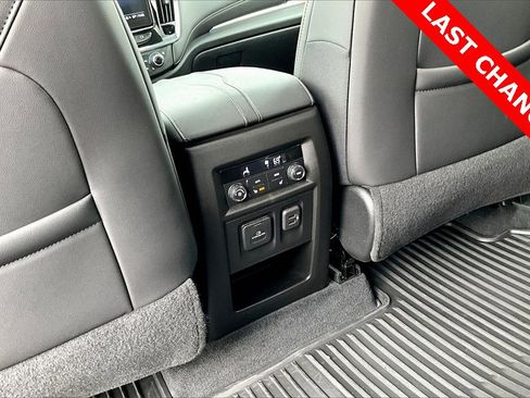 Used 2023 Chevrolet Traverse Premier image 34