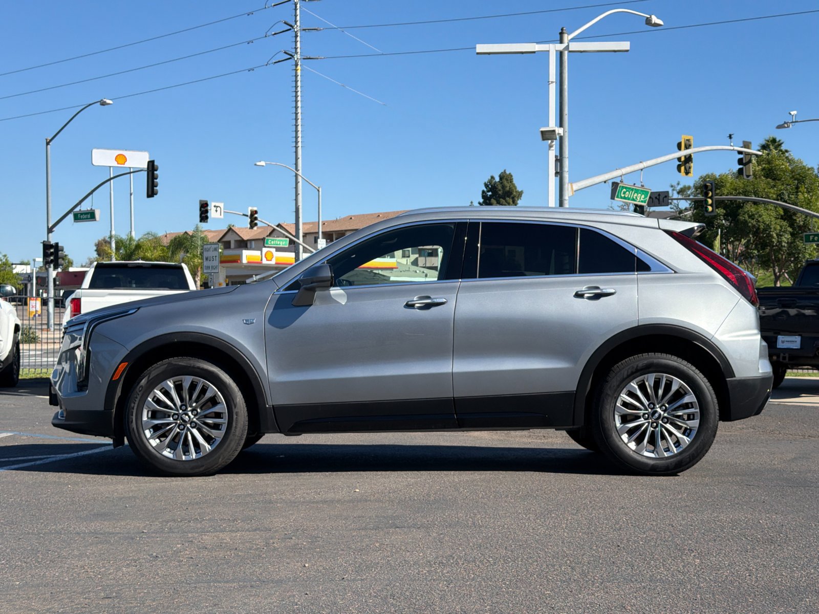 Used 2024 Cadillac XT4 Premium Luxury FWD image 2