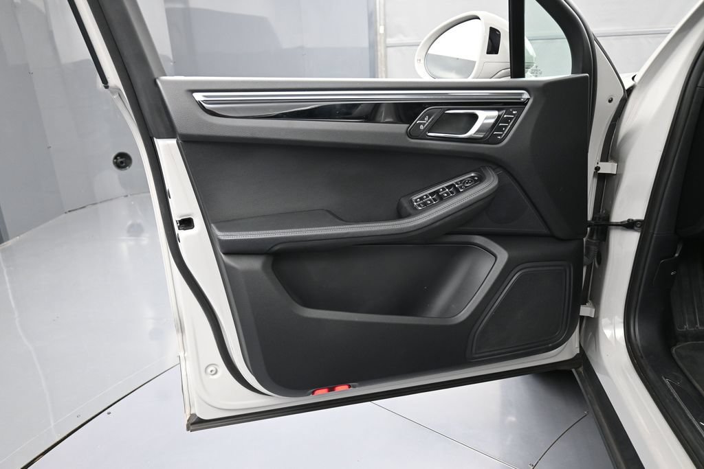 Certified 2023 Porsche Macan Turbo AWD/4WD image 15