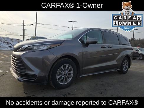 Used 2023 Toyota Sienna LE image 3