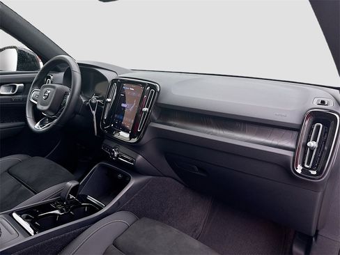 Used 2023 Volvo XC40 Recharge Plus image 31