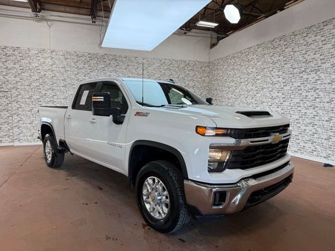 Used 2024 Chevrolet Silverado 2500 LT image 1
