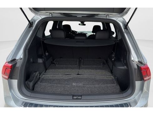 Certified 2022 Volkswagen Tiguan SE R-Line FWD image 10