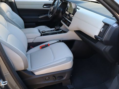 Used 2024 Nissan Pathfinder SL w/ SL Premium Package AWD/4WD image 17