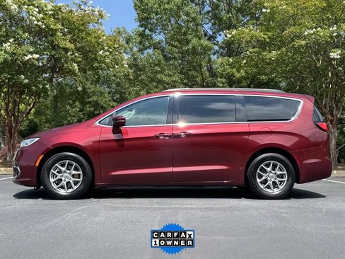 Used 2021 Chrysler Pacifica Touring image 3