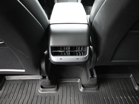 Used 2021 Tesla Model Y Long Range image 18