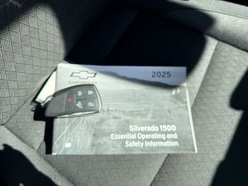 Used 2025 Chevrolet Silverado 1500 LT image 39