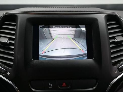 Used 2020 Jeep Cherokee Latitude Plus w/ Cold Weather Group AWD/4WD image 40