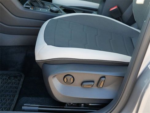 Certified 2025 Volkswagen Taos SE image 15