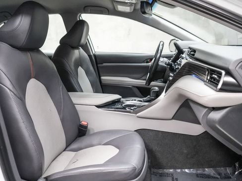 Used 2020 Toyota Camry XLE w/ Carpet Mat Package image 16