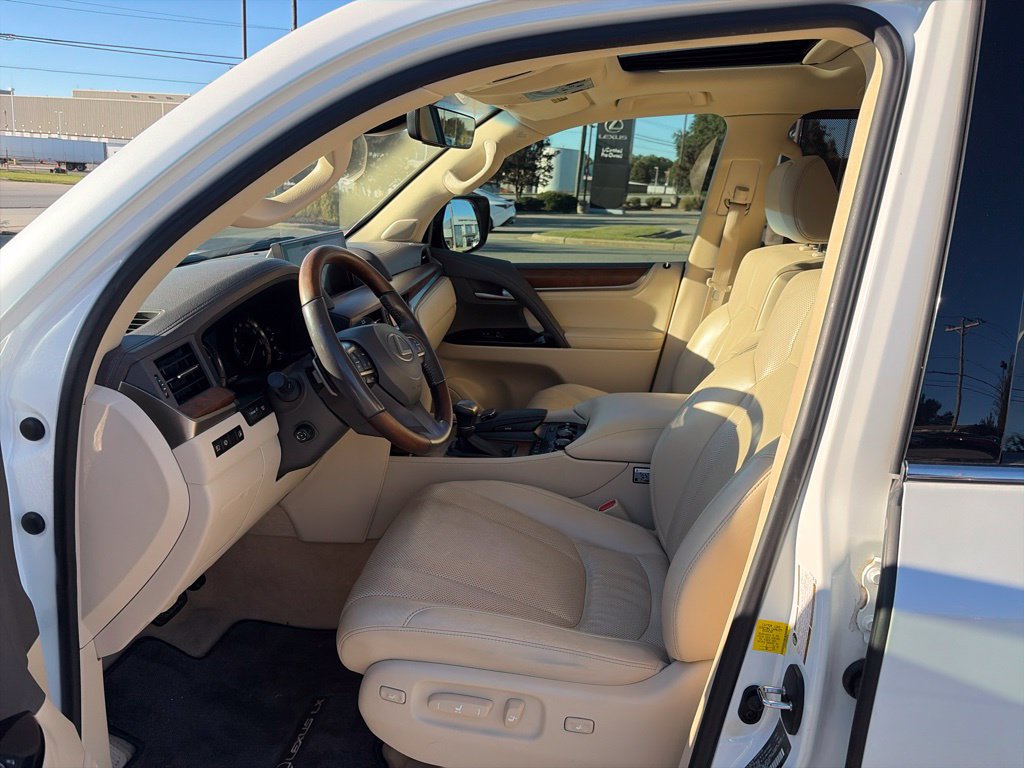 Used 2019 Lexus LX 570 4WD w/ Luxury Package image 11