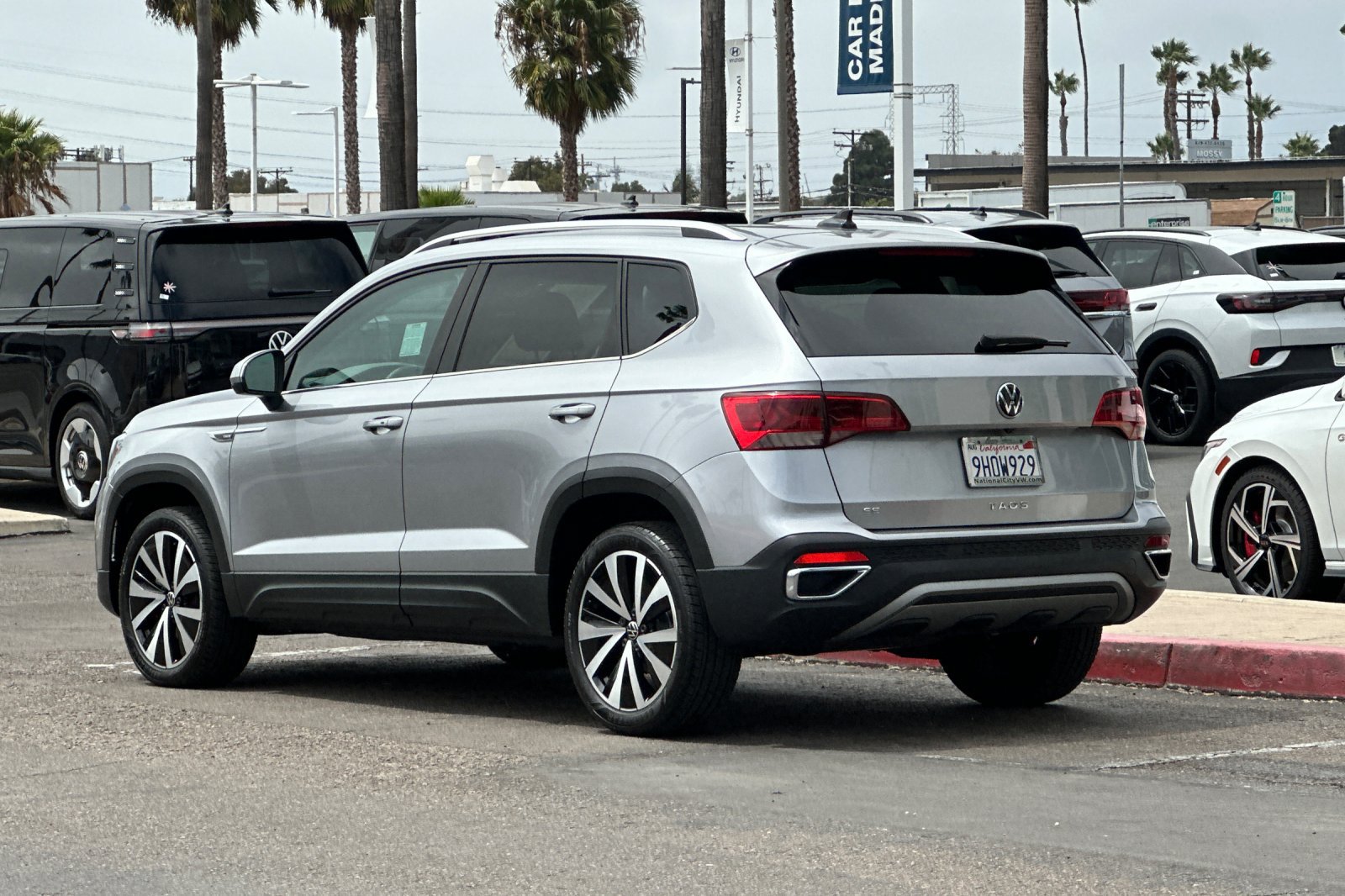 Used 2023 Volkswagen Taos SE FWD image 6