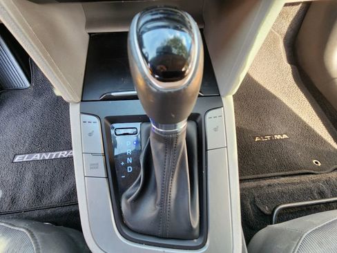Used 2017 Hyundai Elantra SE w/ SE A/T Tech Package 03 image 12